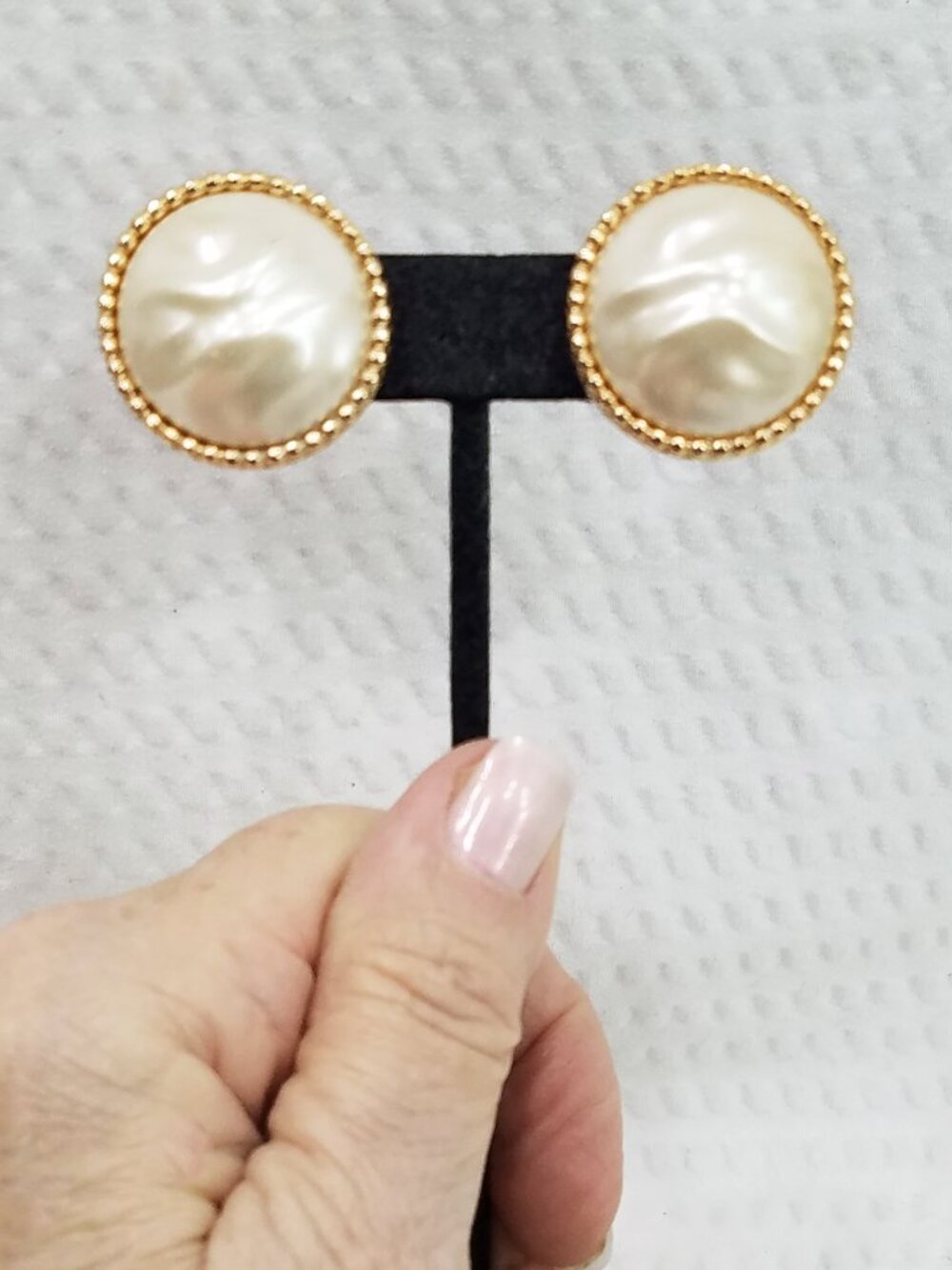 Vintage 1980s Signed Ellen Designs Faux Mabe Pearl Gold Tone Clip On Earrings